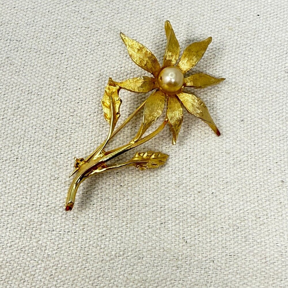 Dodds Vintage Flower Brooch Gold-Tone Faux Pearl Mid-Century Signed‎